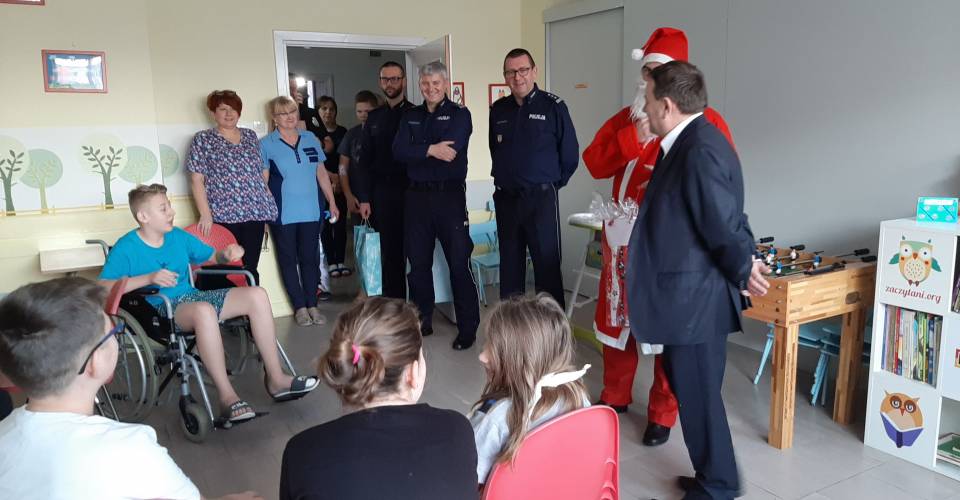 Kierownictwo Powiatowej Policji w Bełchatowie w towarzystwie Mikołaja na oddziałach dziecięcych w bełchatowskim szpitalu